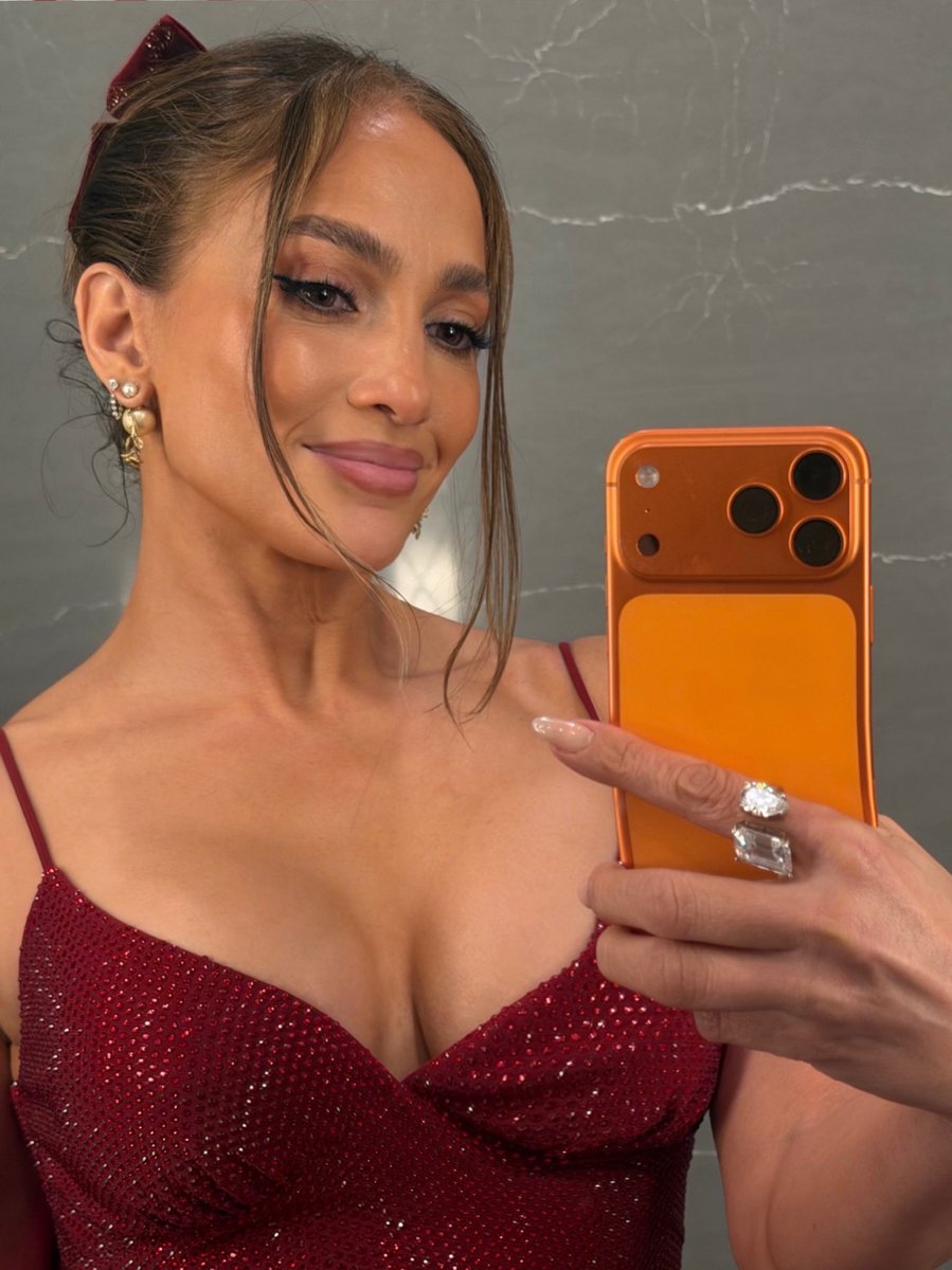 A mirror selfie of Jennifer Lopez 
