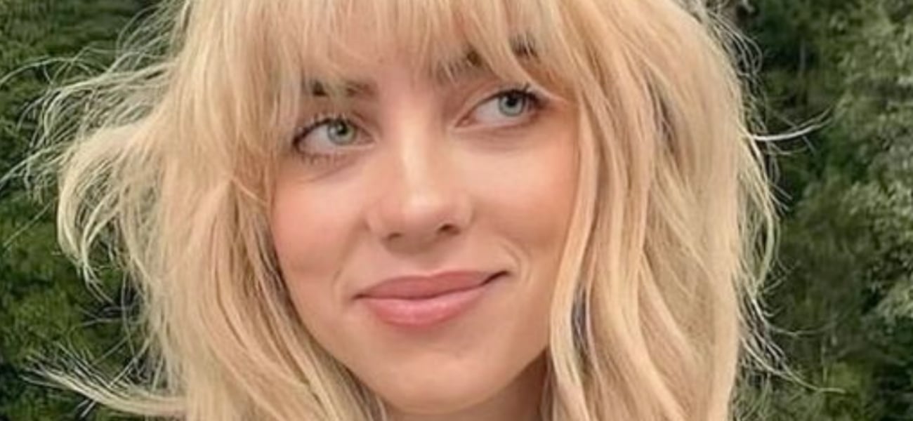 Billie Eilish diz que blazer justo sem camisa não “cabe”