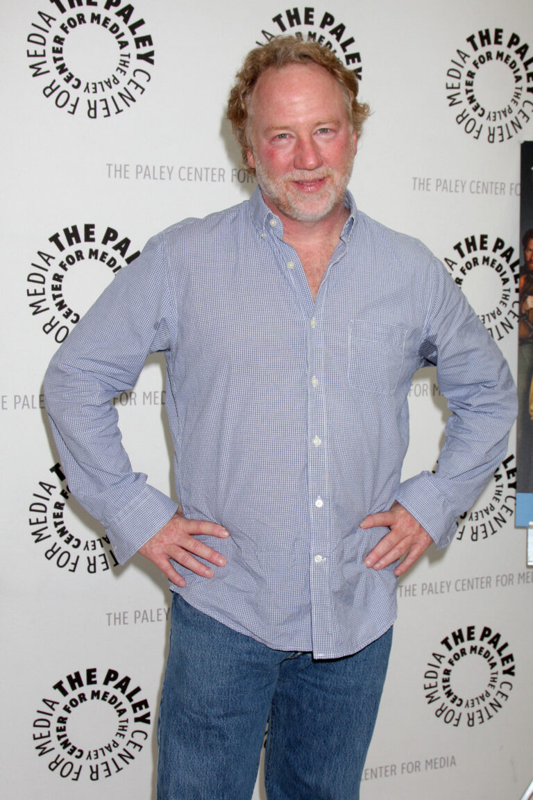 Timothy Busfield em uma celebração de trinta anos