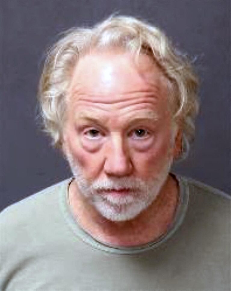 A foto de Timothy Busfield foi divulgada depois que o ator se rendeu às acusações de abuso sexual infantil