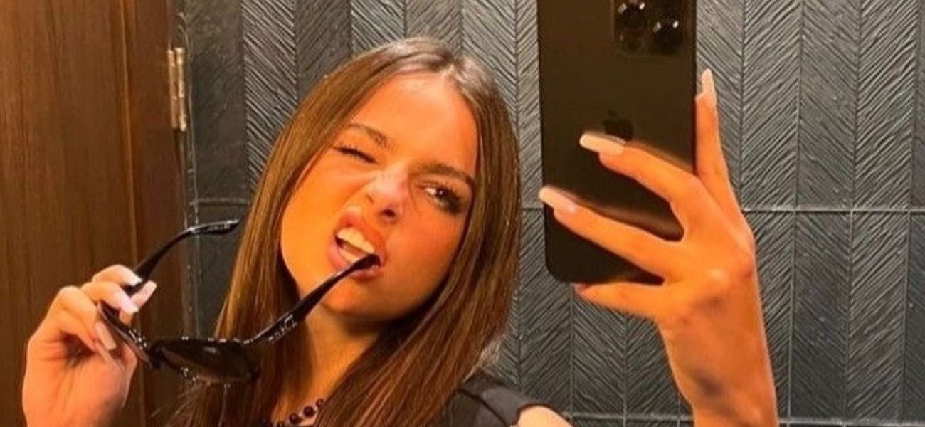 Addison Rae deixa os fãs ‘obcecados’ com peruca rosa choque e roupas íntimas picantes