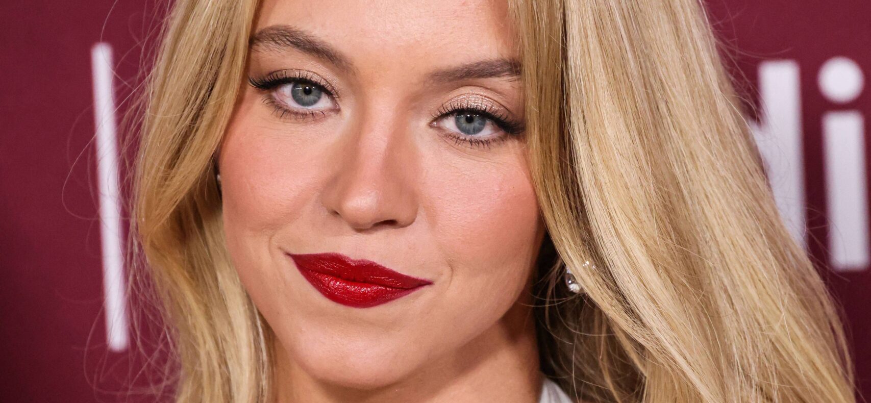 Sydney Sweeney é um “pequeno demônio” com aparência de uma rosa peituda
