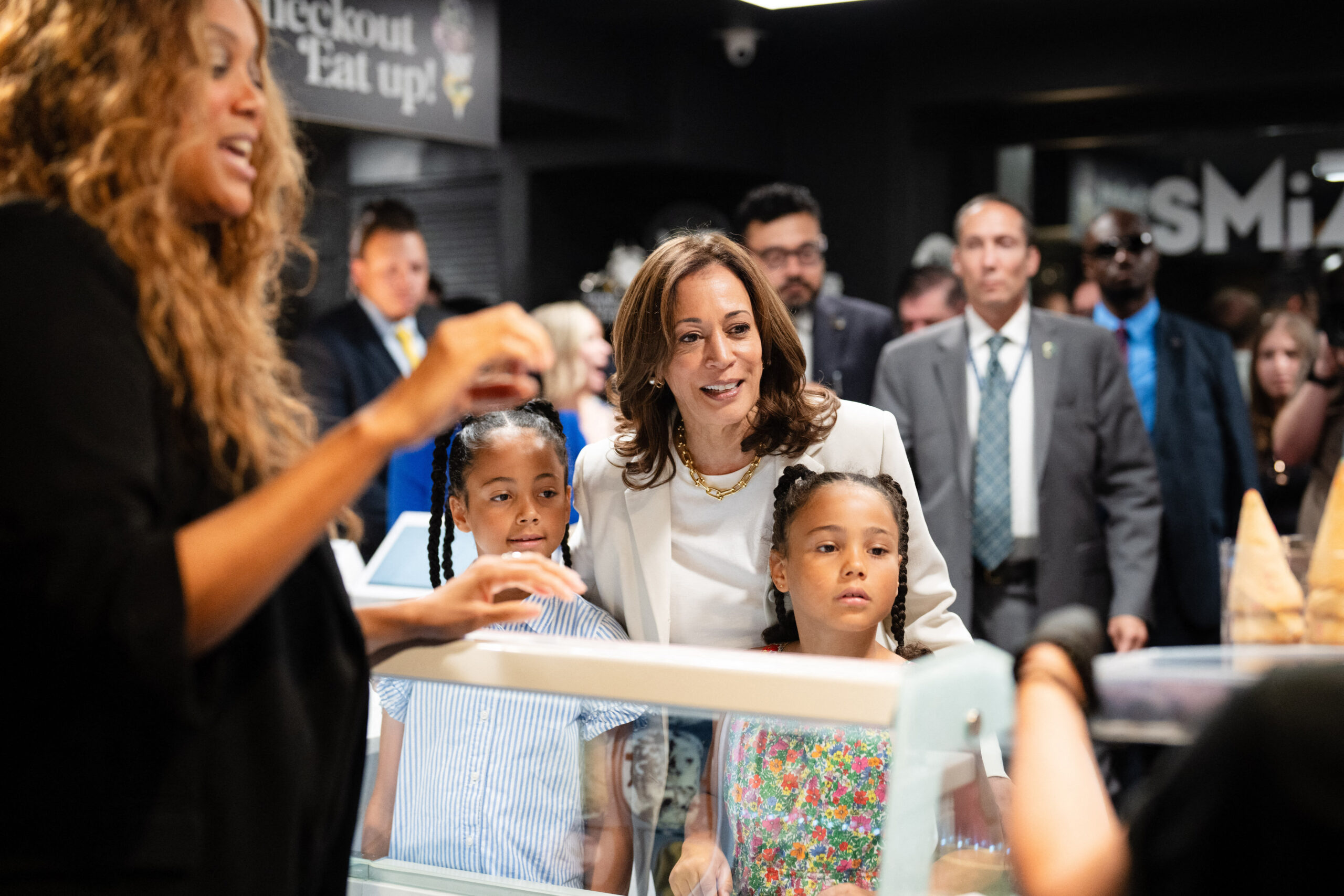 Tyra Banks serving ice cream to VP Kamala Harris. 