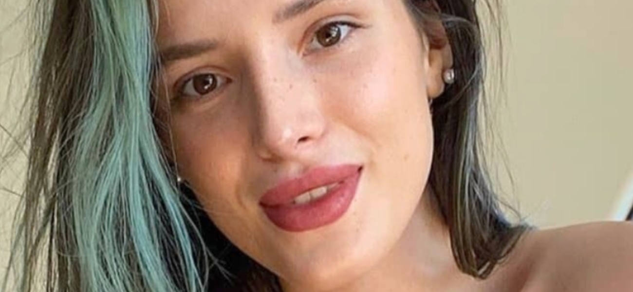 Bella Thorne prova que camisa não é “necessária” em calças de couro