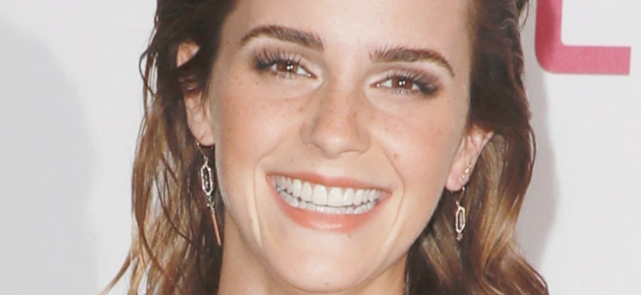 Emma Watson flagrada com um vestido de praia profundo