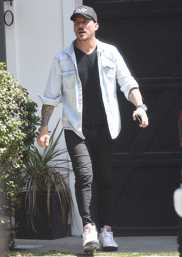 Jax walking, The Valley