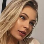 Jutta Leerdam takes mirror selfie