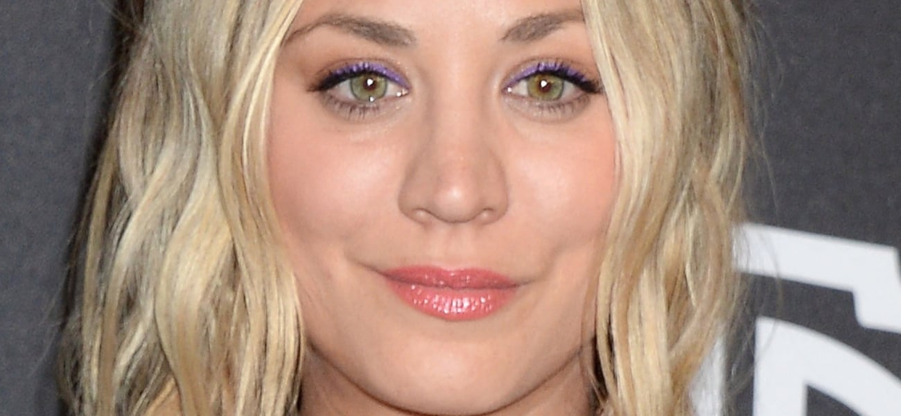 O ‘vestido extremamente curto’ de Kaley Cuoco não é ‘modesto’