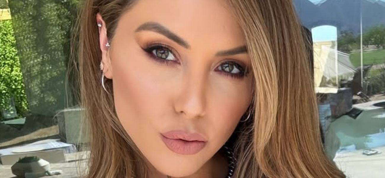 Brittney Palmer deixa pouco para a imaginação em foto de biquíni no Havaí