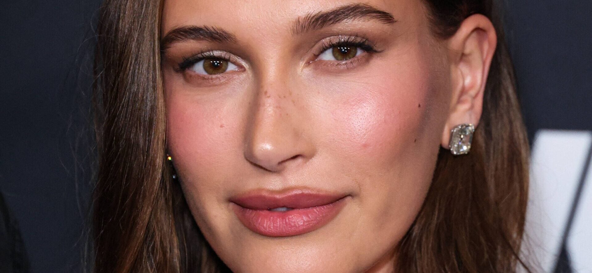 Hailey Bieber chamada de ‘Natural’ em Tiny Bikini Snap