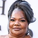 Mo'Nique Hicks posing ont he red carpet.