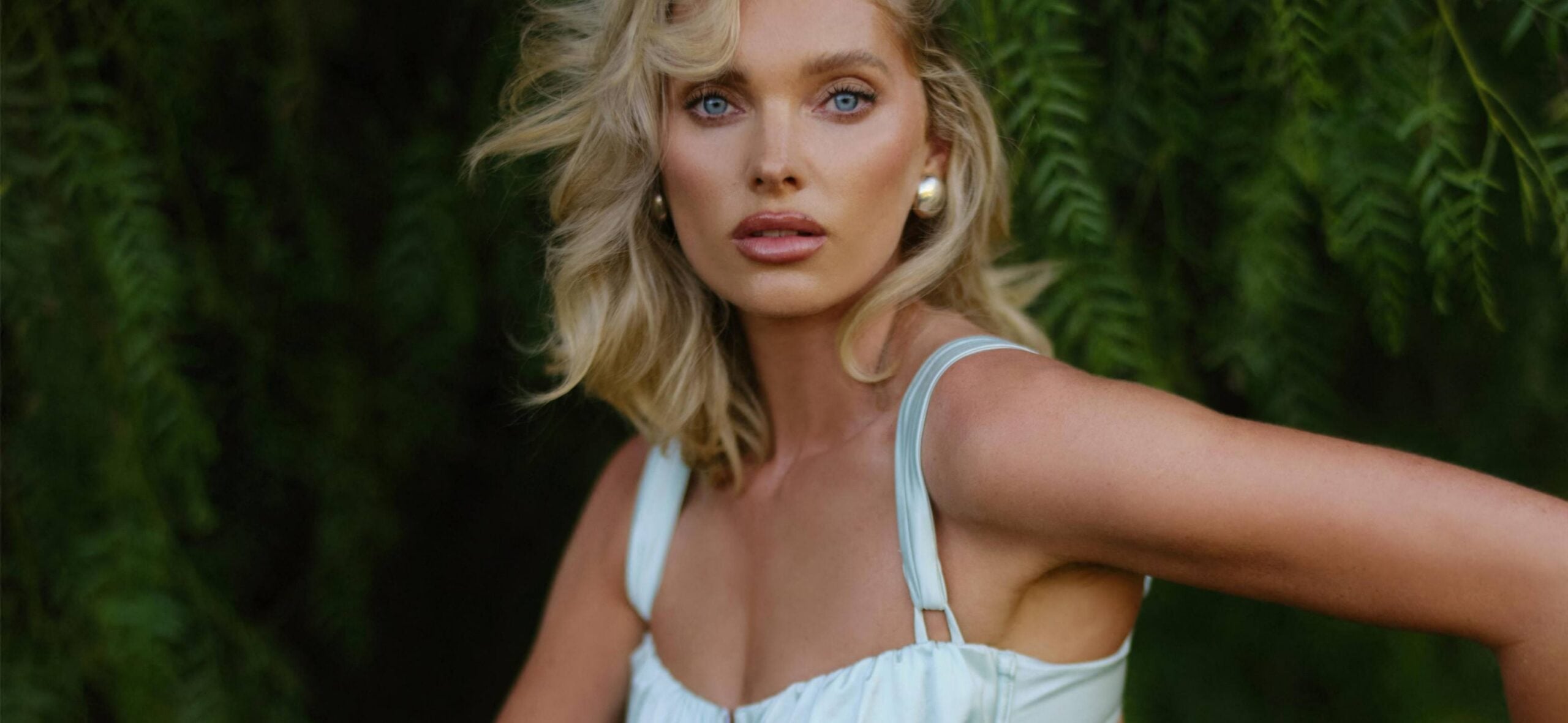 Elsa Hosk exibe sua barriguinha em ensaio fotográfico de maternidade