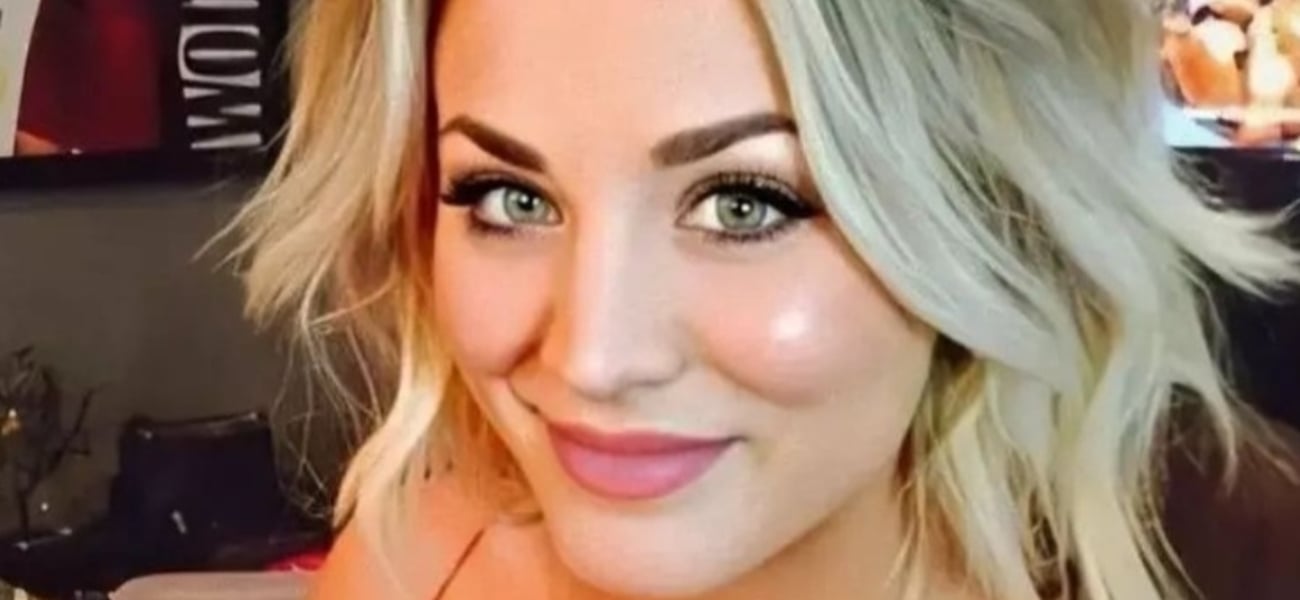 Kaley Cuoco “gostosa demais” de biquíni transparente em praia do México