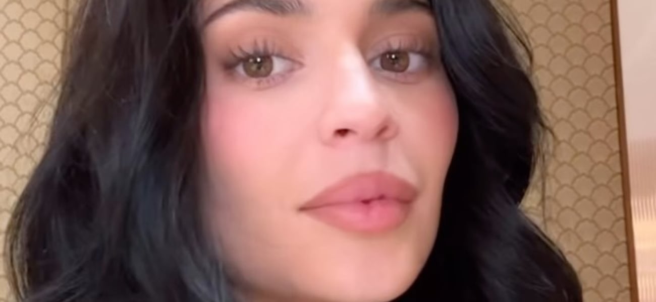 Kylie Jenner puxando o biquíni para baixo recomenda ‘Use roupas’
