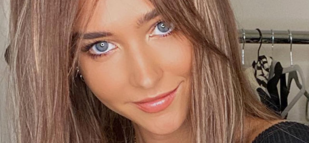 Rachel Cook de biquíni fio dental disse “Que corpo” com o cabelo molhado