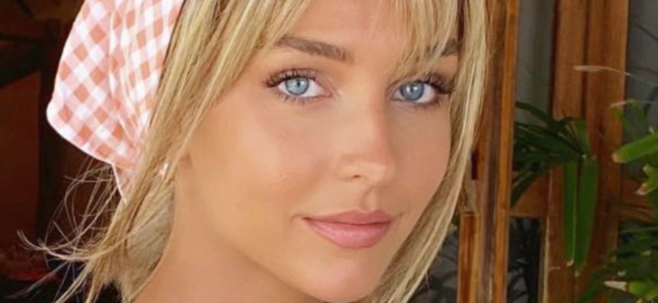 Rachel Cook ‘So Fine’ em fio dental no capô do carro de Vegas