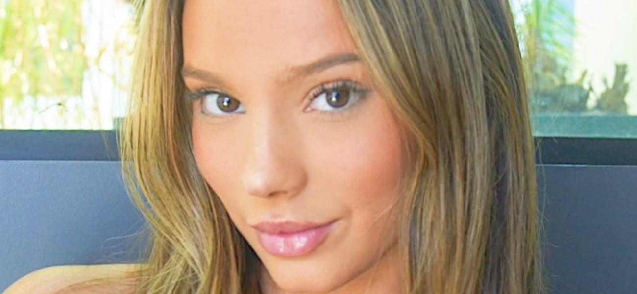 A ginasta Sydney Smith usa um biquíni apertado que não cabe