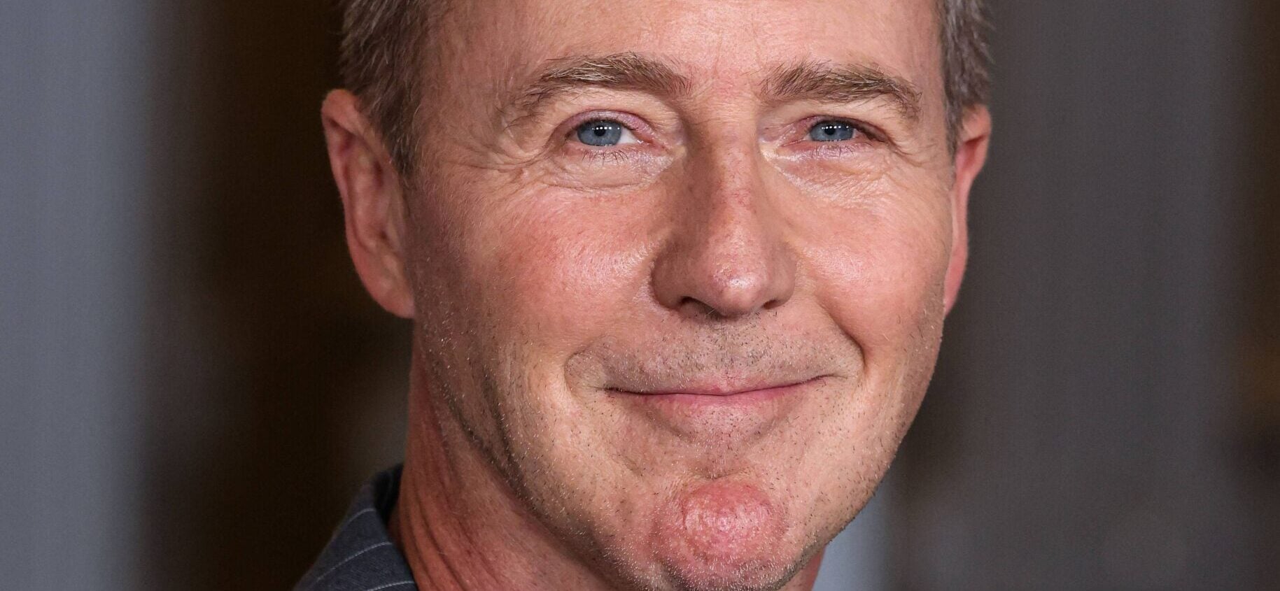 Edward Norton desperta debate após comentários contundentes sobre o mundo ‘Effed Up’.