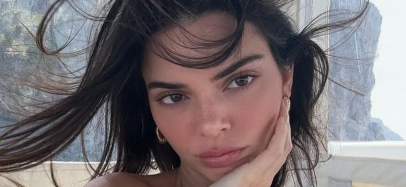 Kendall Jenner esquenta as redes sociais com um biquíni branco quase imperceptível
