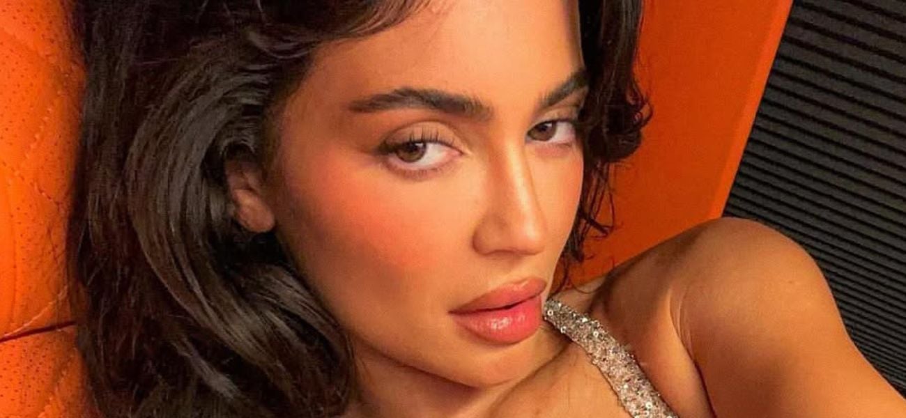 Kylie Jenner usa um biquíni enquanto aproveita o sol