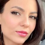 Victoria Justice takes selfie in car