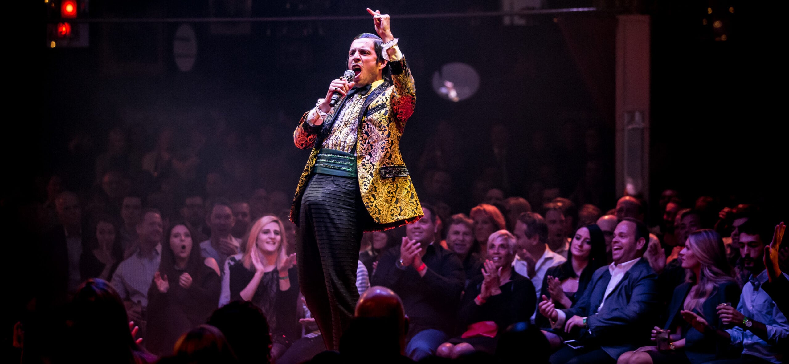 ‘Absinthe’ marca 15 anos de lindo caos na Las Vegas Strip