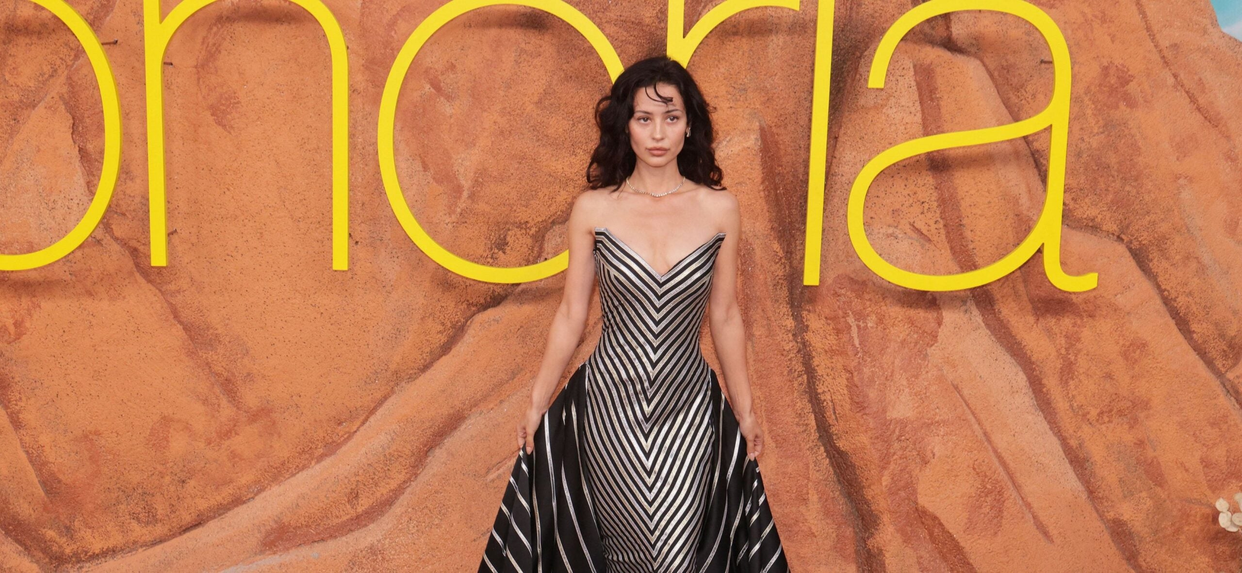 ‘Cheeks’ de Alexa Demie rouba os holofotes na estreia de Euphoria