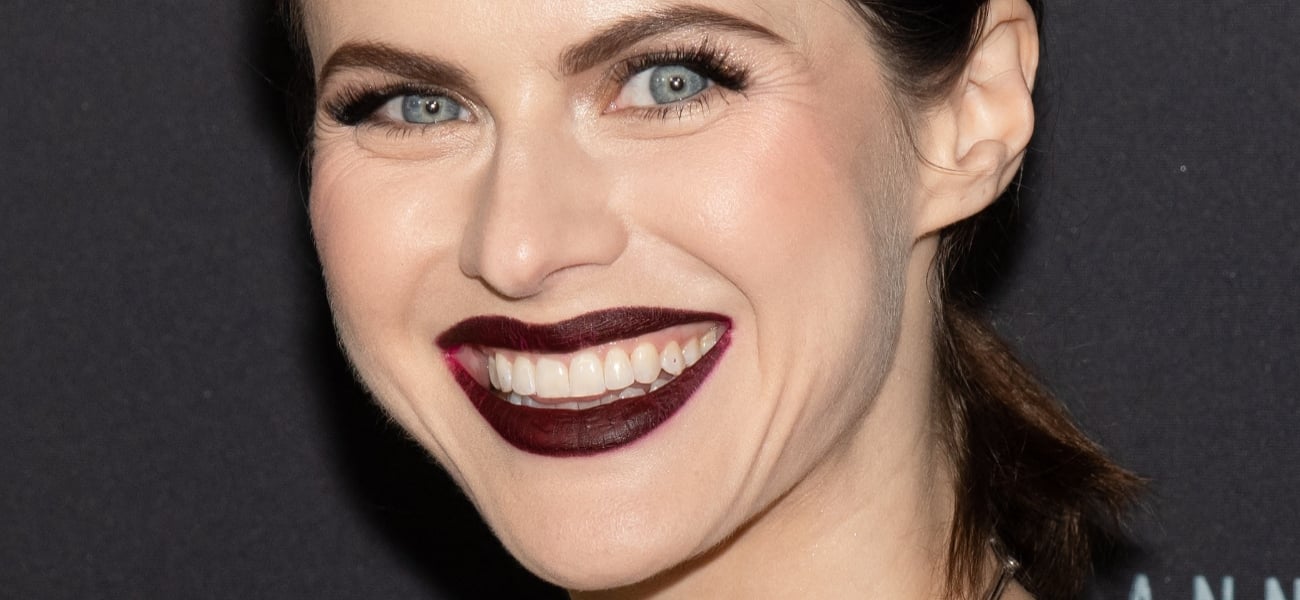 Alexandra Daddario expõe o peito em um vestido Dior transparente