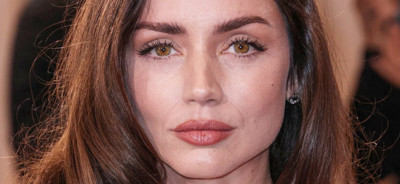 Ana De Armas com camisa desabotoada disse: “Tenha piedade”