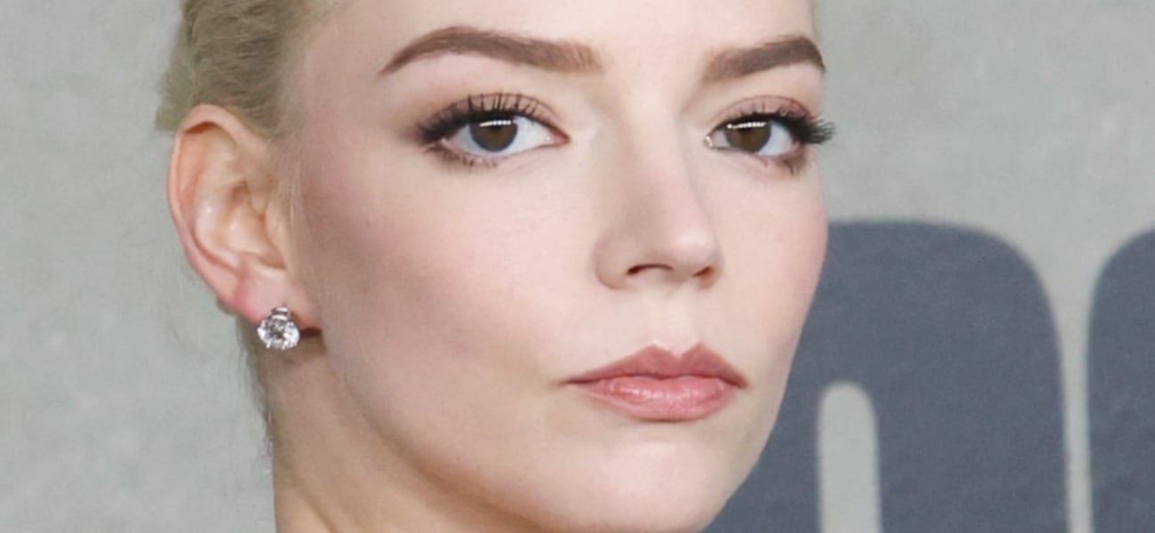 Anya Taylor-Joy ‘Perfection’ em um minivestido preto sem sutiã