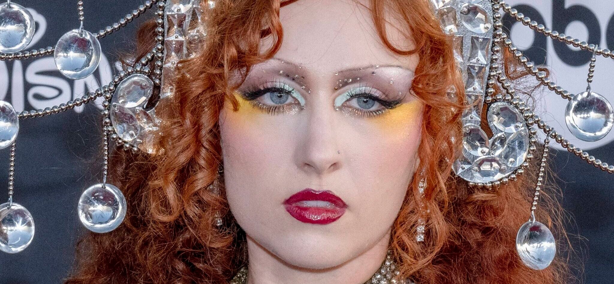 Chappell Roan reaparece no Coachella após escândalo