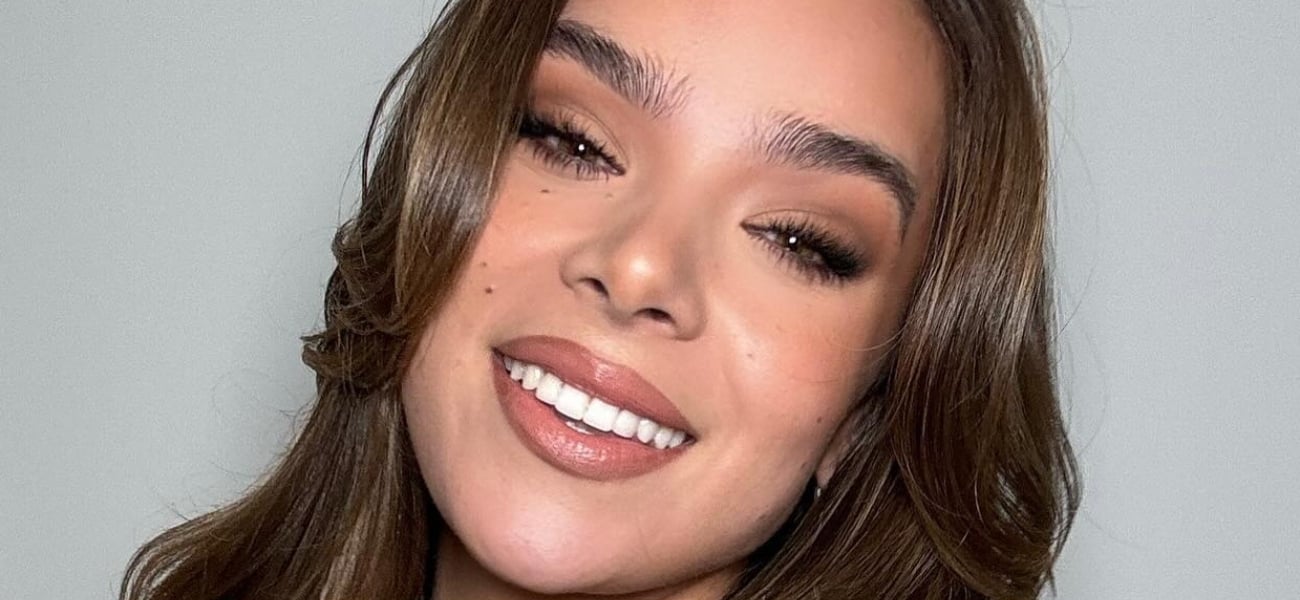 Hailee Steinfeld Smiling In Plunging Bikini A ’10/10′ On Bamboo Bed