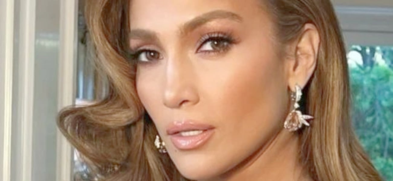 Jennifer Lopez Unpopular In Swimsuit And High Heels