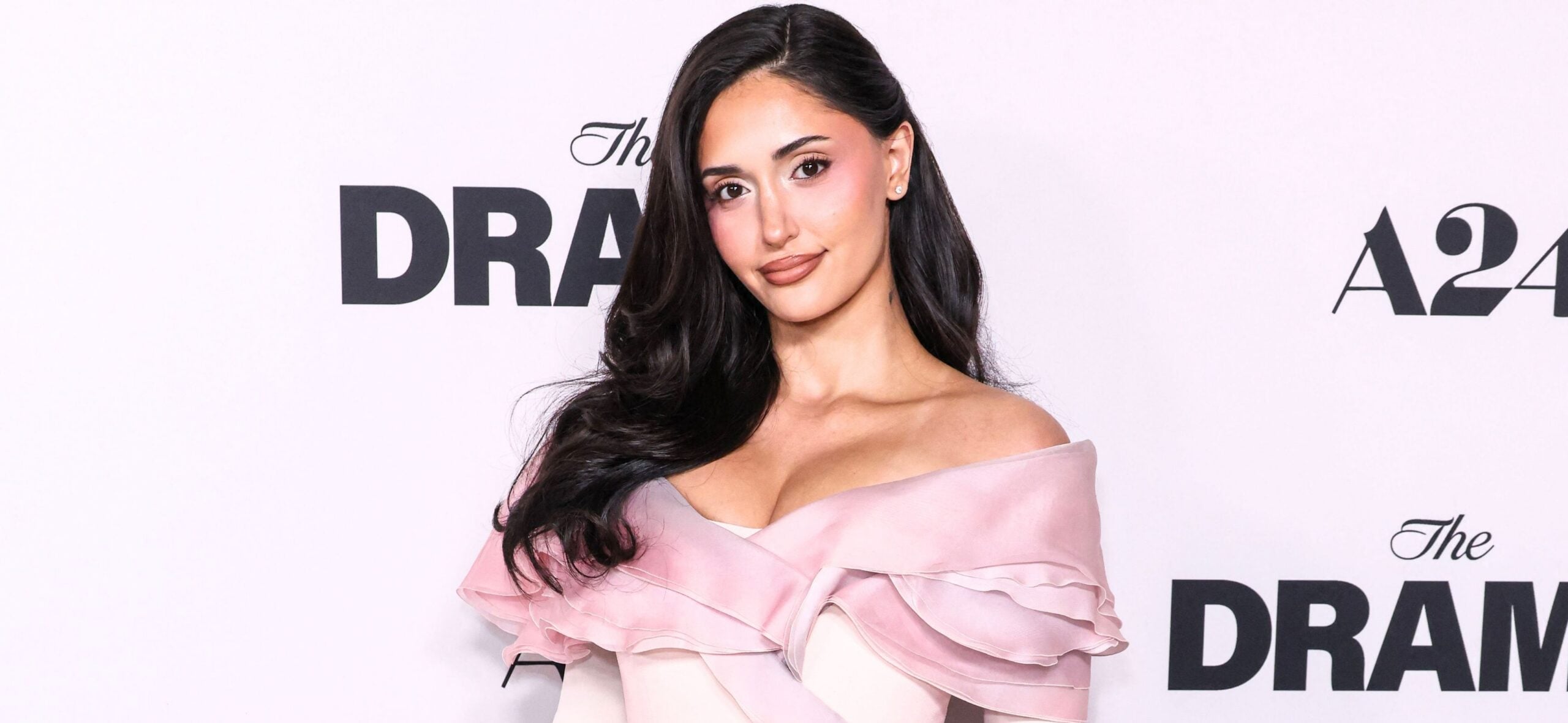 Leah Kateb aquece Coachella em Sizzling Ensemble