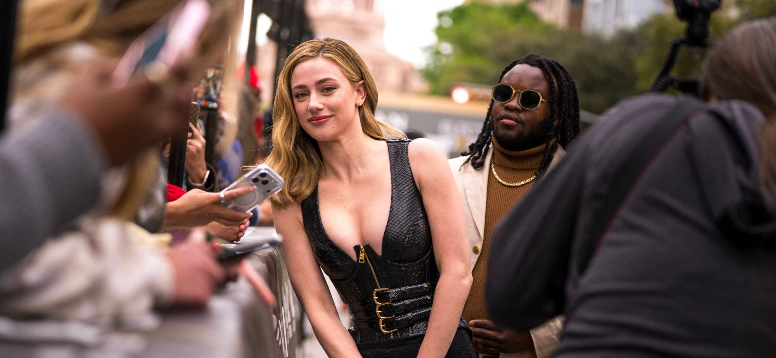 Lili Reinhart oferece puro calor em um visual ousado no tapete vermelho