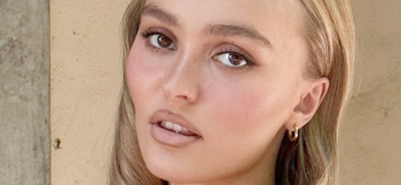 Lily-Rose Depp lava a louça com um top justo sem sutiã