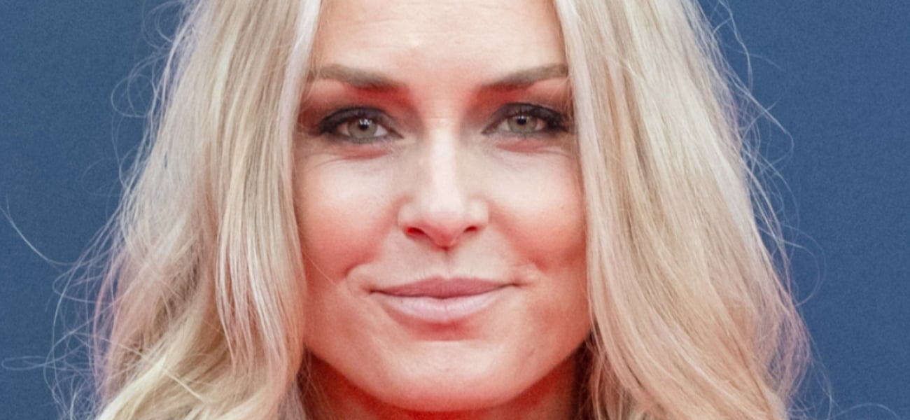 Lindsey Vonn ‘Applauded’ While Shirtless On Crutches In NYC