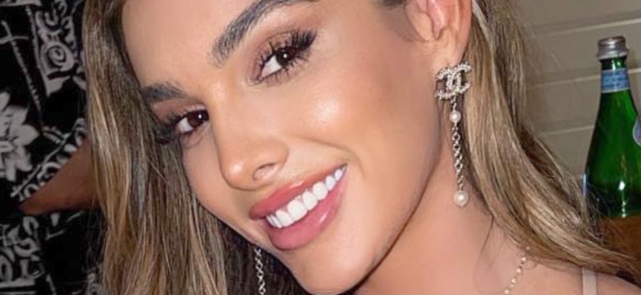 Lyna Perez pergunta ‘Com biquíni ou sem?’ Ao lado da piscina