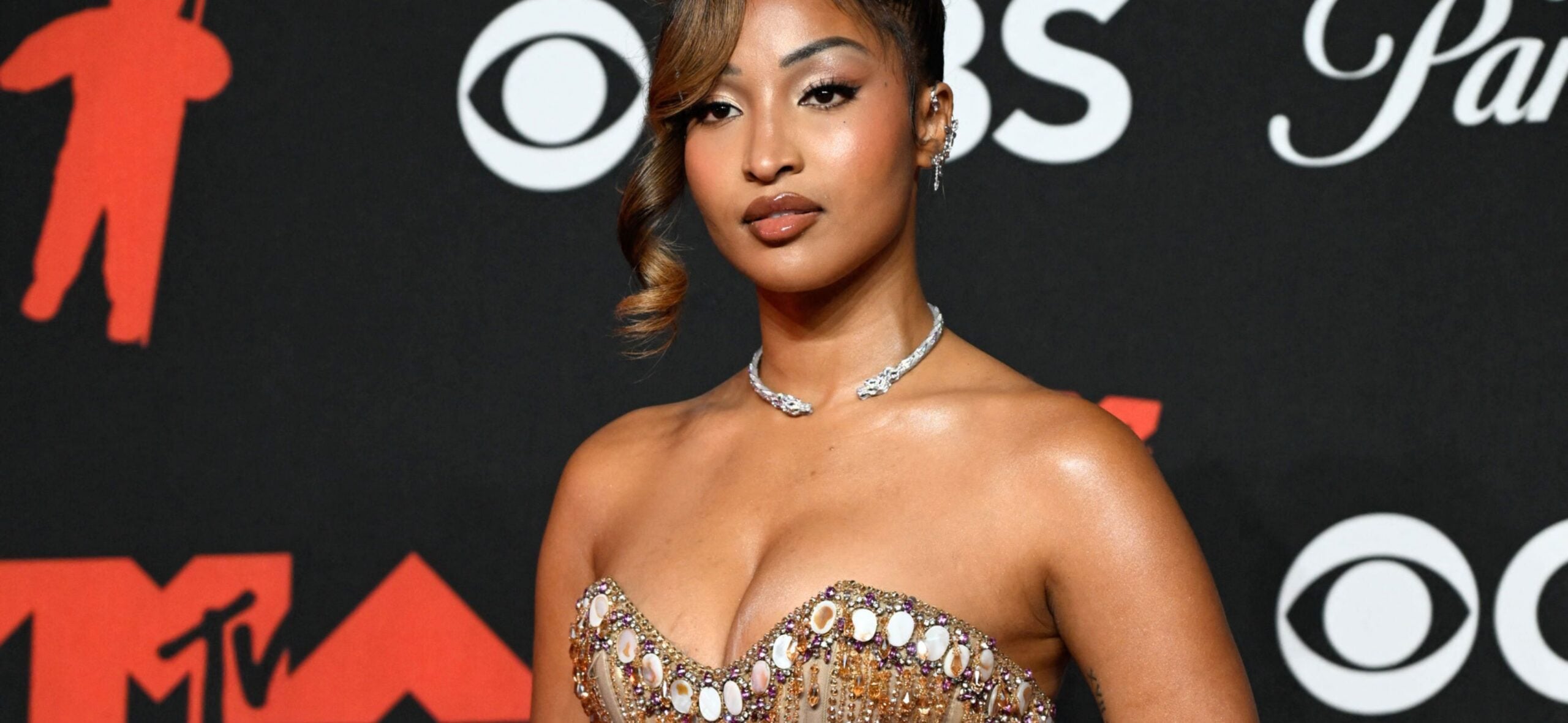 Shenseea fica de queixo caído no cenário do carnaval