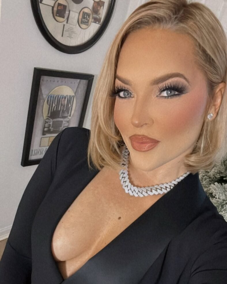 Alexis Texas taking a selfie