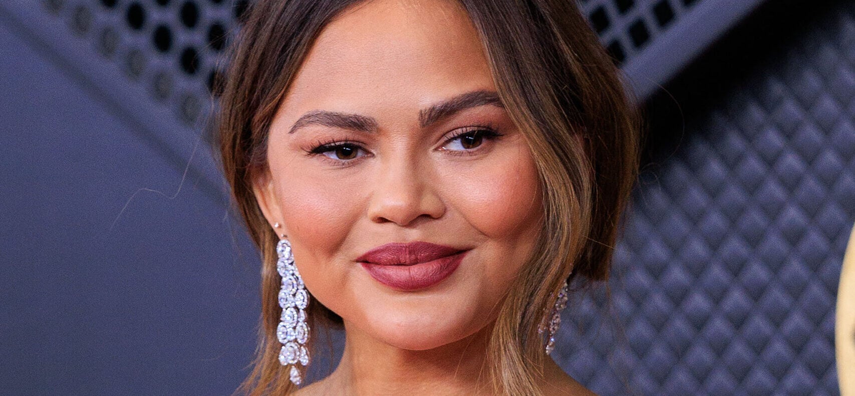 Chrissy Teigen fica completamente nua no vídeo do chuveiro