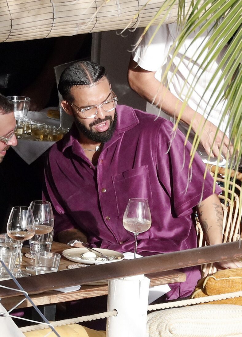 Canadian rapper Drake is seen enjoying lunch while at the Caribbean beach 