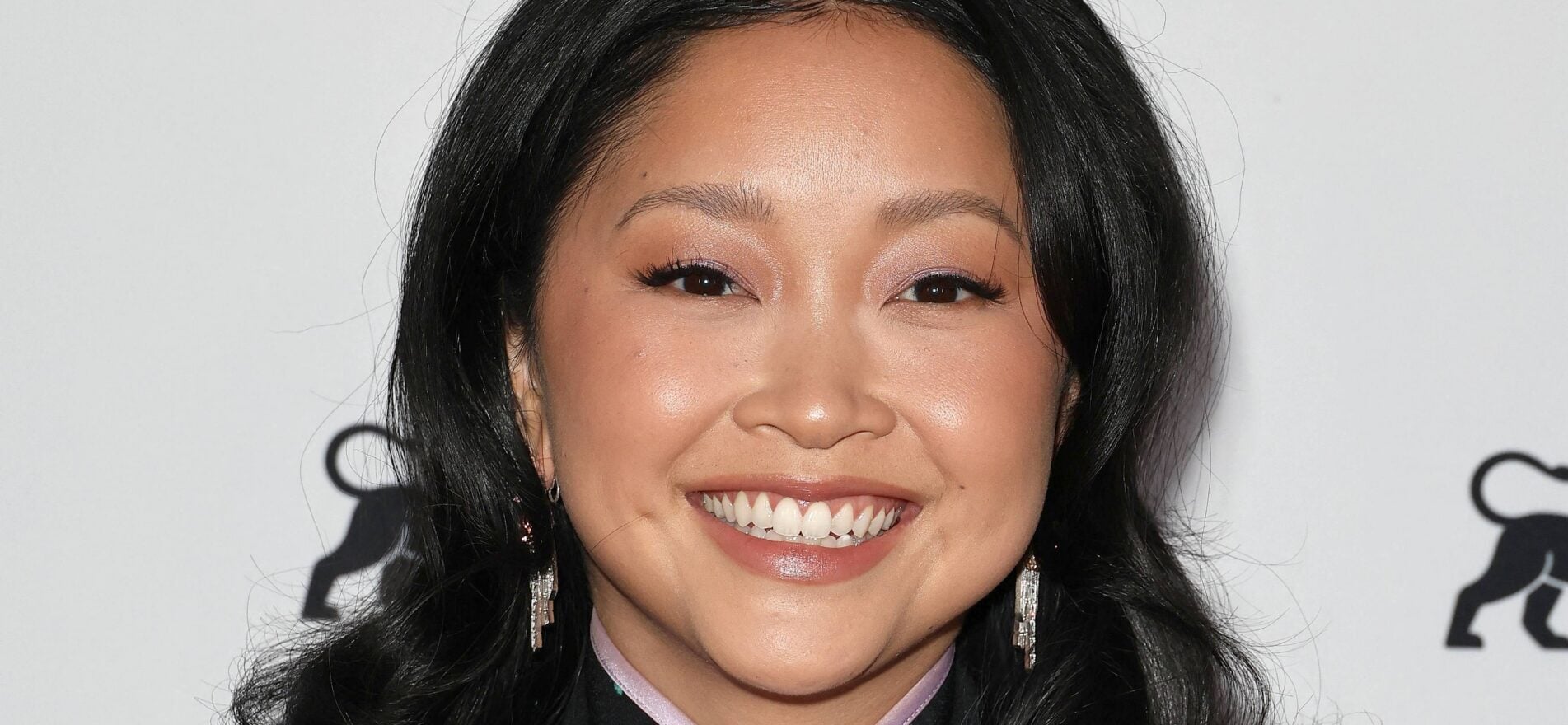 Lana Condor quase derrama em um ousado vestido branco