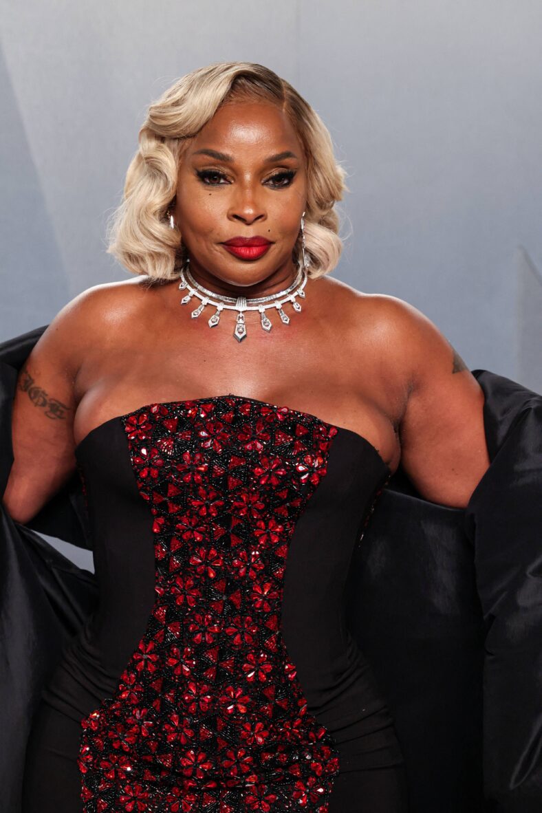 Mary J. Blige posing