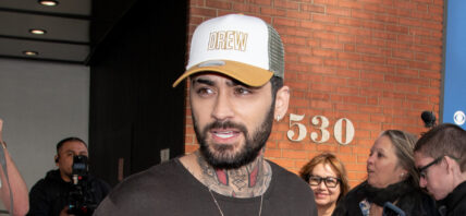 Zayn Malik Signs Autographs at Drew Barrymore Show