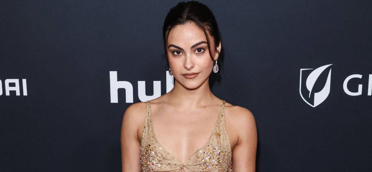 Camila Mendes com vestido de lantejoulas confundida com Selena Gomez