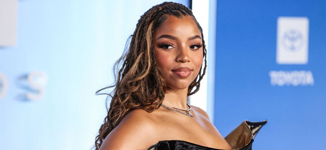 Chloe Bailey impressiona com cintura marcada na estreia de ‘Strung’.