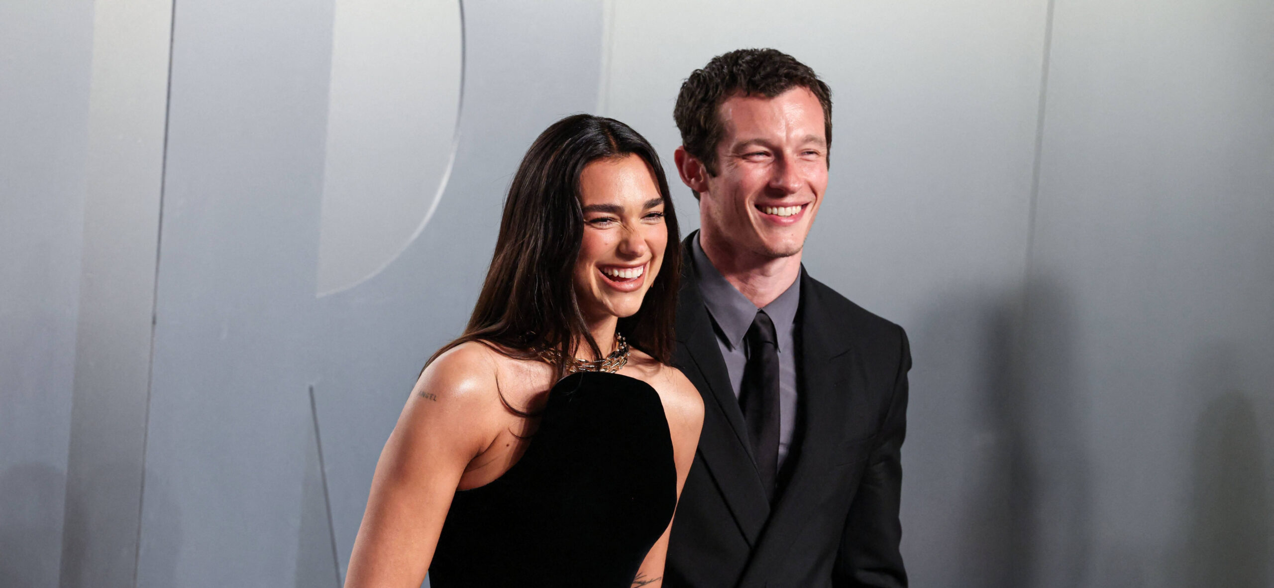 Dua Lipa se casa com Callum Turner antes da épica festa na Sicília