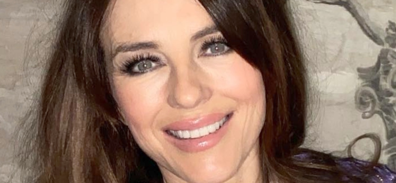 Elizabeth Hurley abre as pernas para um maiô ‘delicioso’.