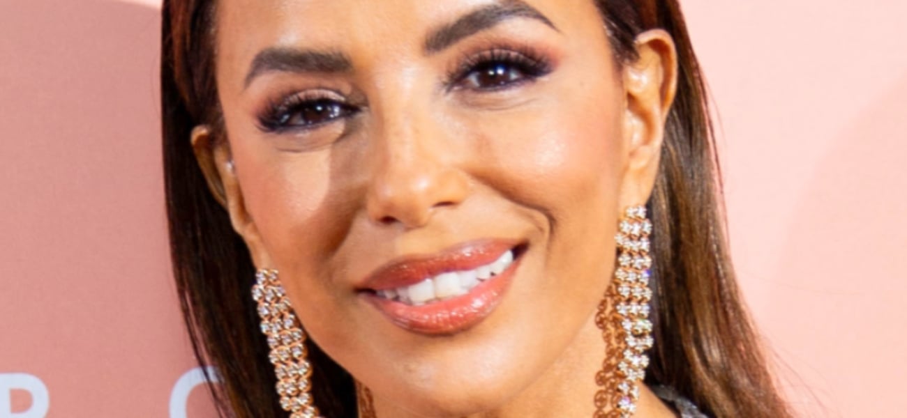 O vestido brilhante sem sutiã de Eva Longoria cai
